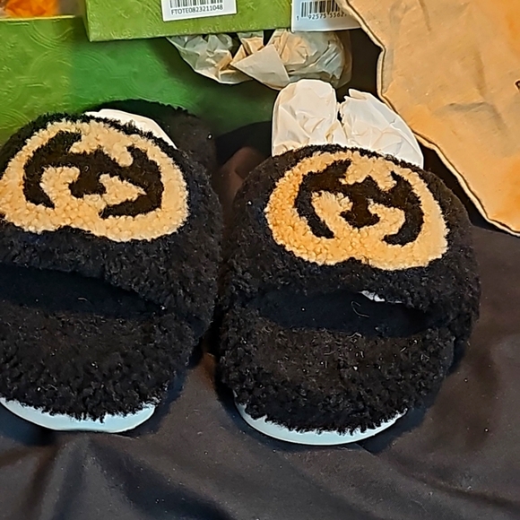 Gucci Black and Beige Eileen Teddy Shearling Sandals 38 EU - Picture 1 of 5